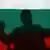 Der Schatten eines Politikers der rechtsradikalen bulgarischen Partei Ataka auf einer bulgarischen Flagge (Foto: AP)