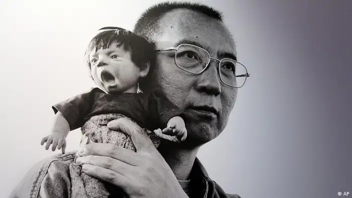 ***Das Pressebild darf nur in Zusammenhang mit einer Berichterstattung über die Ausstellung verwendet werden*** This Tuesday, Feb. 7 2012 photo shows 2010 Nobel Peace Prize winner Liu Xiaobo holding a doll in a detail of a photograph by his wife, Chinese artist Liu Xia on display at during a preview of The Silent Strength of Liu Xia exhibit at The Italian Academy in New York. The photos were spirited out of China just before Liu was placed under house arrest after her husband, imprisoned in 2009 for urging democratic reform, won the Nobel. Her works are censored in her native country. The exhibition opens Thursday, Feb. 9, 2012. (Foto:Mary Altaffer/AP/dapd)