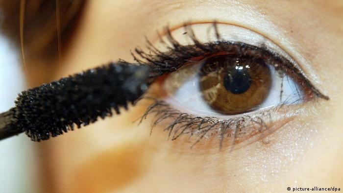 ARCHIV Das Auge einer jungen Frau wird in einer Filiale von Douglas in Dortmund geschminkt 