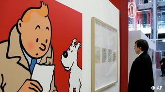 A visitor looks at original letters and an enlarged cartoon of Tintin and his dog Snowy (photo: ddp images/AP Photo/Jacques Brinon)