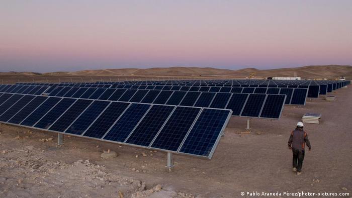 Das 1 MW Kraftwerk Calama Solar 3 liegt in der Atacamawüste im Norden Chiles. Das Kraftwerk ist das erste solare Großkraftwerk, dass ohne öffentliche Fördermittel gebaut wird. Es soll Strom für einen Bergbaukonzern liefern. Die Atacama gilt als die trockenste Wüste der Erde und hat eine hohe solare Einstrahlung. Foto: Pablo Araneda Pèrez / photon-pictures.com