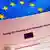 Ein Antrag auf Erteilung eines Schengen-Visum in deutscher Sprache ist symbolisch vor einer Europafahne zu sehen (Illustrationsfoto vom 25.01.2004 zum Thema Visa, Schengen-Visa) Foto: Ralf Hirschberger +++(c) dpa - Report+++