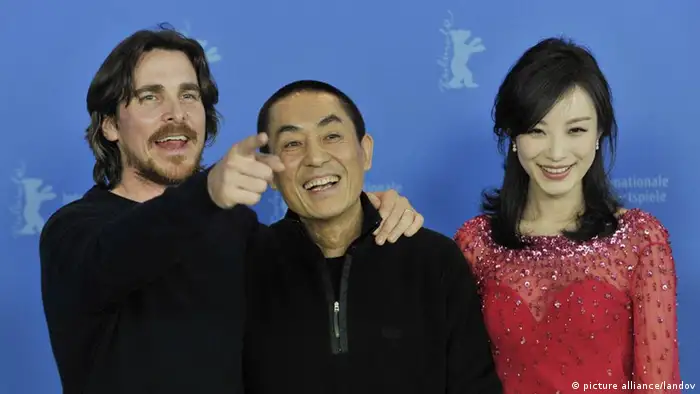 BERLIN, Feb. 13, 2012 (Xinhua) -- Chinese director Zhang Yimou (C) gestures during a photocall to promote his movie The Flowers of War with cast members Christian Bale (L) and Ni Ni at the 62nd Berlinale film festival in Berlin, capital of Germany, on Feb. 13, 2012. (Xinhua/Ma Ning) (zl) XINHUA /LANDOV Schlagworte Animation, Unterhaltung, Ablenkung, Vergnügung