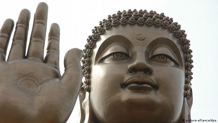 Eine Buddha-Statue mit ausgestreckter Hand (Foto: dpa)