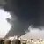 Schwarzer Rauch über Homs (Foto: Reuters)