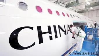 Airbus-Arbeiter lackiert den ersten A380 für China Southern Airlines