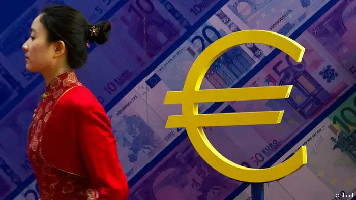 China EU Währung Symbolbild Frau in Peking vor Euro Logo