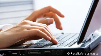 Symbolbild Hacker Computer Tastatur Hand Hände
