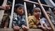Anak-anak Myanmar yang menjadi pengungsi dekat perbatasan Thailand Anak-anak Myanmar yang menjadi pengungsi dekat perbatasan Thailand