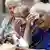 Eine Gruppe älterer Frauen (Foto: dpa)