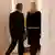 Bundespräsident Wulff und seine Frau treten durch eine Tür (Foto: rtr)