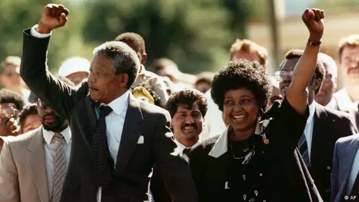 Nelson Mandela und seine Frau in Triumphpose nach Mandelas Freilassung am 11.2.1990. (Foto: AP)