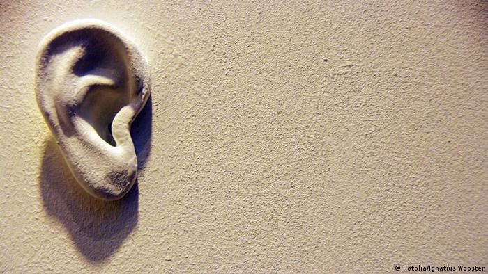Symbolbild Ohr Wand Lauschen Spionage Horchen mit dem Ohr an der Wand hängen (Fotolia/Ignatius Wooster)