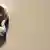 Symbolbild Ohr Wand Lauschen Spionage Horchen mit dem Ohr an der Wand hängen