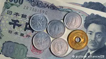 ILLUSTRATION - Japanische Yen-Münzen liegen am Dienstag (24.08.2010) in Schwerin auf einem 1000 Yen Geldschein. Die Börse in Tokio hat infolge des festen Yen deutlich nachgegeben. Der Nikkei-Index für 225 führende Werte sackte unter die psychologisch wichtige Marke von 9000 Punkten. Der Euro notierte am Nachmittag zum Yen leichter bei 107,39-43 Yen nach 108,40-44 Yen am späten Vortag. Foto: Jens Büttner