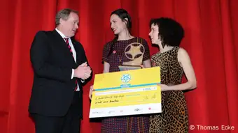 von links: Dirk Niebel, Bundesentwicklungsminister, Katherine Fairfax Wright, Filmemacherin, und Malika Zouhali-Worrall, Filmemacherin. Aufgenommen wurde es am 20.2.2012 im Cinestar in Berlin Foto: Thomas Ecke