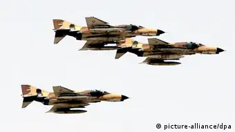 ARCHIV - Iranische Kampfflugzeuge bei einer Militärparade am 22.09.2009 in Teheran. Angesichts israelischer Angriffsdrohungen haben die iranischen Streitkräfte am Montag (20.02.2012) ein viertägiges Manöver zur Verteidigung von Atomanlagen begonnen. Die Führung in Teheran hat wiederholt mit massiven Vergeltungsangriffen gedroht, sollten die Israelis die Atomanlagen angreifen. Die iranischen Raketen könnten jeden Winkel Israels erreichen, hieß es. Foto: ABEDIN TAHERKENAREH dpa +++(c) dpa - Bildfunk+++