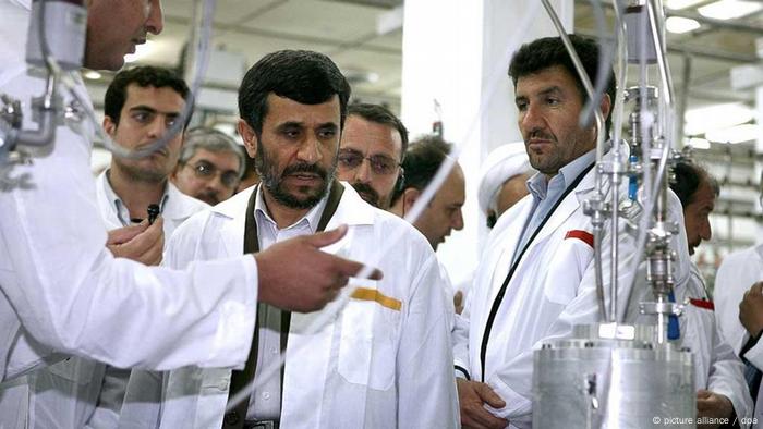 Der iranische Präsident Mahmud Ahmadinedschad besucht die Anlage zur Urananreicherung in Natans (Archiv: dpa)