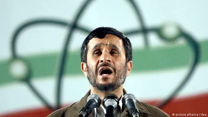 ARCHIV - Der iranische Präsident Mahmud Ahmadinedschad bei einer Rede in der Urananreicherungsanlage in Natans (Archivfoto vom 09.04.2007). Dem Iran sind einem Medienbericht zufolge weitere Fortschritte in seinem umstrittenen Atomprogramm gelungen. Erstmals sei ein eigener Kernbrennstab hergestellt worden, schrieb die iranische Nachrichtenagentur Fars am Sonntag. Er habe die notwendigen Tests bestanden und stehe zum Einsatz in einem Forschungsreaktor in Teheran bereit. Eine offizielle Bestätigung dafür gab es zunächst nicht. EPA/ABEDIN TAHERKENAREH +++(c) dpa - Bildfunk+++