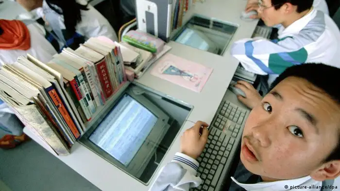 Ein Junge lernt im Schulunterricht den Umgang mit Computern. Foto aus der Privatschule South Ocean International School in Qingdao in der chinesischen Provinz Shandong, aufgenommen im Juli 2001.