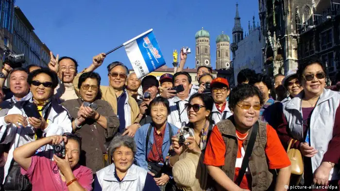ARCHIV - Eine Reisegruppe aus China besichtigt den Münchner Marienplatz (Archivfoto vom 02.09.2004). Als erster europäischer Reiseveranstalter steigt TUI ins rasant wachsende Geschäft mit Auslandsreisen von Chinesen ein. Das Potenzial ist enorm: Bis 2020 soll sich die Zahl der chinesischen Touristen in Europa auf voraussichtlich acht Millionen vervierfachen. Foto: Frank Mächler dpa +++(c) dpa - Bildfunk+++