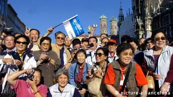 ARCHIV - Eine Reisegruppe aus China besichtigt den Münchner Marienplatz (Archivfoto vom 02.09.2004). Als erster europäischer Reiseveranstalter steigt TUI ins rasant wachsende Geschäft mit Auslandsreisen von Chinesen ein. Das Potenzial ist enorm: Bis 2020 soll sich die Zahl der chinesischen Touristen in Europa auf voraussichtlich acht Millionen vervierfachen. Foto: Frank Mächler dpa +++(c) dpa - Bildfunk+++