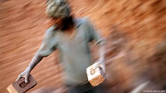 Dec. 2005; Punjab, INDIA; Dwarka Prasad is paid Rs37 (80 cents) for every thousand bricks he removes from the brick kiln. But this meagre payment barely dents the debt he owes to the brick kiln owner from whom he took an advance at the start of the brick-making season. If he has not paid back the debt in full by the end of the season, the owner will not let him and his family return to their home state of Rajasthan. Foto: Pete Pattisson +++(c) dpa - Report+++ Schlagworte Arbeit, Gesellschaft, Menschenrechte, Wirtschaft, Abhängig, Arbeiter, Ausbeutung, Bewegung, effekt, kastensytem, leibeigener, leibeigenschaft, sklave, sklaverei, Unterdrückt, Unterdrückung, verschuldet, verschuldung, versklavung, wanderarbeiter, ziegelfabrik, ziegelsteine