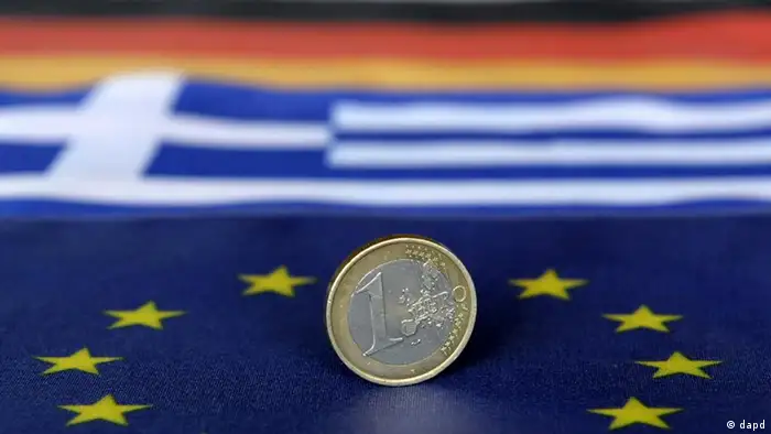 Eine Ein-Euro-Muenze steht am Montag (04.07.11) in Speyer fuer eine Fotoillustration auf einer Fahne der Europaeischen Union, waehrend im Hintergrund eine griechische (M.) und eine deutsche Fahne liegen. Die deutsche Beteiligung am Euro-Rettungsschirm und an der Griechenland-Hilfe steht am Dienstag (05.07.11) auf dem Pruefstand des Bundesverfassungsgerichts. In der muendlichen Verhandlung duerfte es jedoch weniger darum gehen, ob die milliardenschweren Unterstuetzungsmassnahmen wirtschaftlich sinnvoll sind, um etwa Griechenland vor einen Staatsbankrott zu bewahren. (zu dapd-Text)