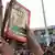 Ein Demonstrant hält als Beweis einen angesengten Koran hoch (Foto: EPA)