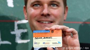 Gesundheitsminister Daniel Bahr zeigt seinen Organspendeausweis (Archiv, Foto: dpa)
