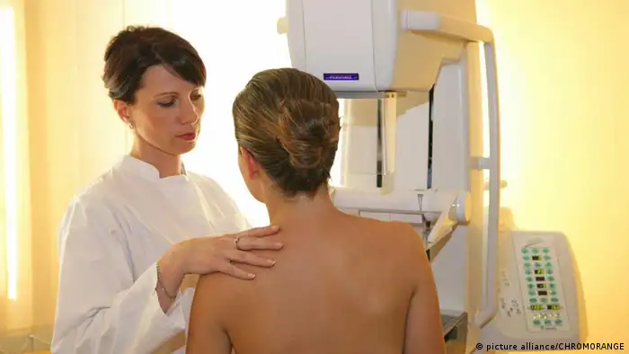 Patienten mit Brust Scan im Krankenhaus- Patient having breast scan in hospital