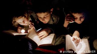Kinder lesen im Bett