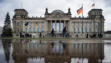 Der Reichstag spiegelt sich in einer Regenpfuetze. (Foto: AP)