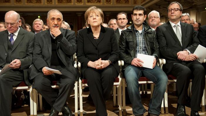 2012'de düzenlenen devlet töreninde Başbakan Angela Merkel NSU cinayetlerinin aydınlatılacağı sözünü verdi. Merkel'in solunda Halit Yozgat'ın babası İsmail Yozgat.