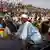 Senegals Noch-Präsident Abdoulaye Wade umringt von Anhängern (Foto: reuters)