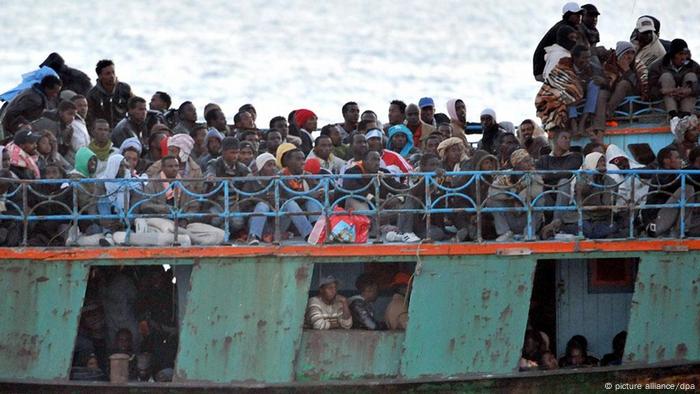 Ein Boot voller Flüchtlinge kommt in Lampedusa an (Foto: picture alliance/dpa)