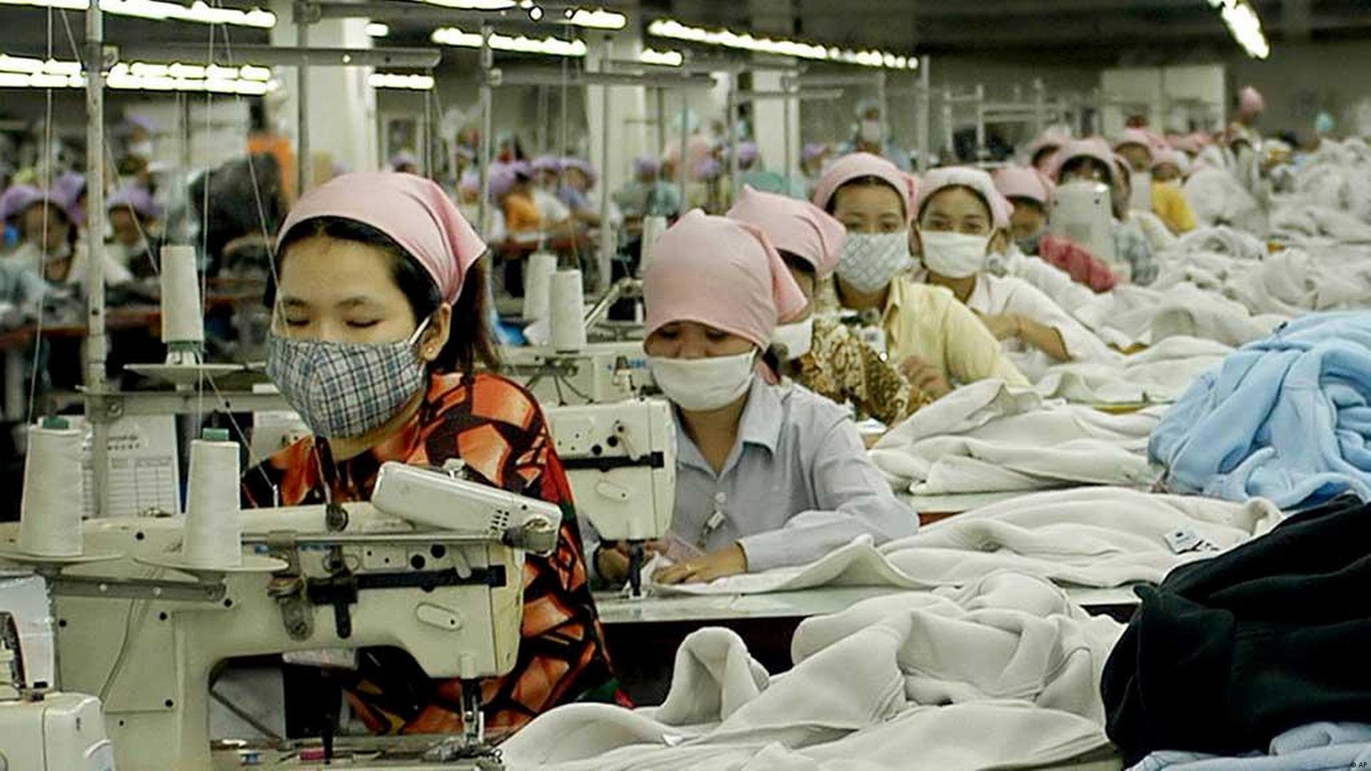 Массовое производство возникло. Фабрика в Китае. Китайцы на фабрике одежды. Текстильная промышленность Китая. Швейная промышленность в Китае.