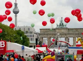 柏林勃兰登堡门前举行的纪念活动吸引了大批群众参加