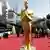 Eine Statue des Oscar auf dem Roten Teppich (Foto:AP/dapd)