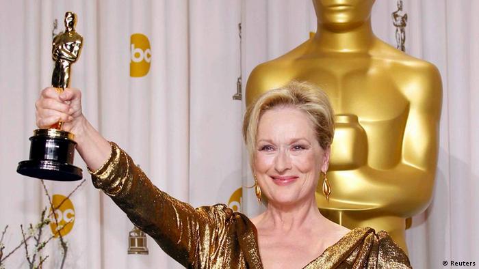 Meryl Streep holds up an Oscar statue