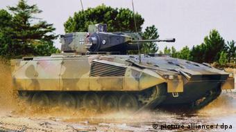 Symbolbild Waffenumsätze steigen Panzer Rüstungskonzerne Waffen