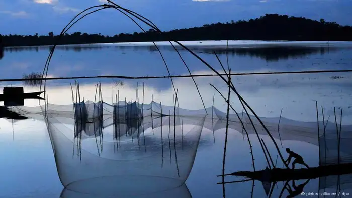 Fluss Brahmaputra - Fischernetze im Abendlicht