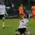 Deutschlands Miroslav Klose (vorn) jubelt nach seinem Treffer zum 2:0 im Test gegen die Niederlande mit Thomas Müller (l.). (Foto: dapd)