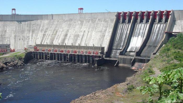 El entonces presidente socialista Hugo Chávez, fallecido en 2013, nacionalizó el sector eléctrico en 2007. En ese marco creó la Corporación Eléctrica Nacional (CORPOELEC), que fusionó las compañías regionales encargadas de la generación y transmisión de energía.