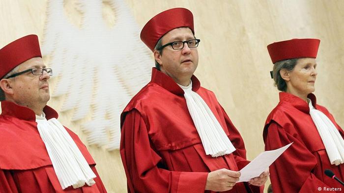 Predsjednik Saveznog ustavnog suca Andreas Voßkuhle (u sredini) prilikom objavljivanja presude