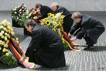 60 Jahrestag Kriegsende Berlin Neue Wache Kranzniederlegung