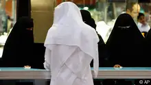 سعوديات جامعيات يعملن نادلات