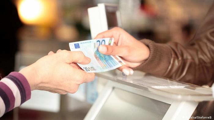 Symbolbild Bezahlung Kasse Geld Symbolbild Bezahlung Kasse Geld