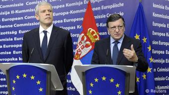 ernst blickender Präsident Tadic hört zu, während neben ihm Kommissionspräsident Barroso gestikuliert REUTERS/Eric Vidal (BELGIUM - Tags: POLITICS)