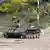 Panzer auf der Straße vor Homs (Foto: picture-alliance/dpa)